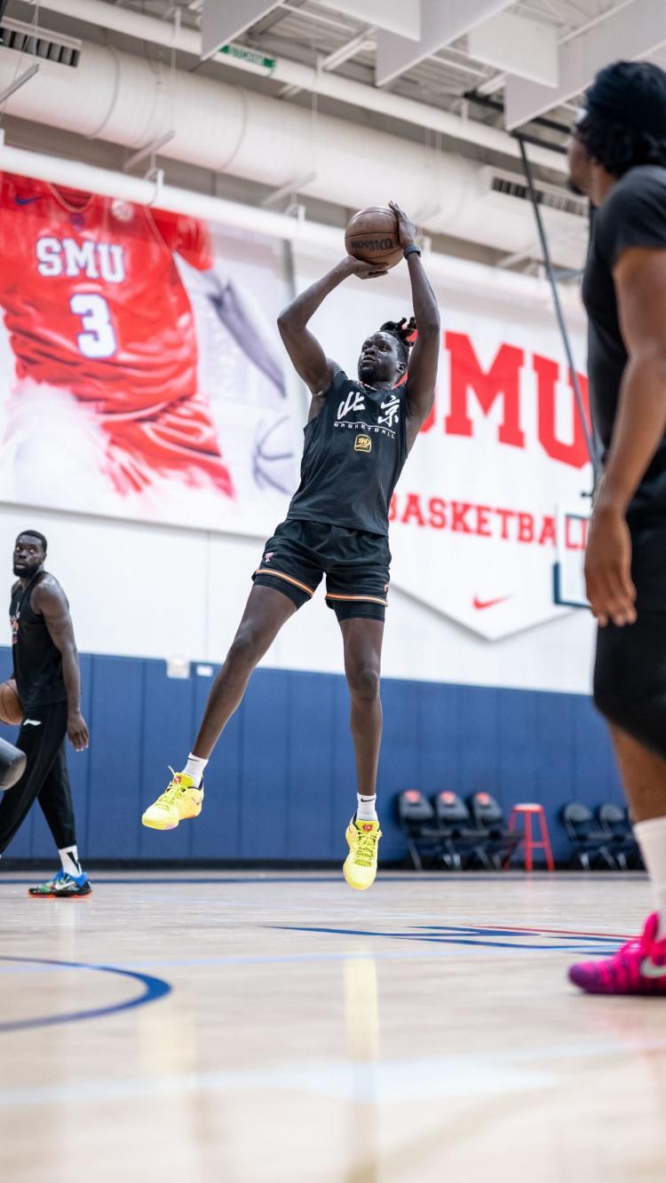 暗示留队？奥莫特晒与沙约克训练照 所穿北京男篮球衣很亮眼